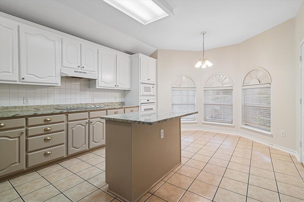 12072 Half Hitch Trail Frisco, TX 75035 - Photo 8 of 25 a kitchen with white cabinets and appliances