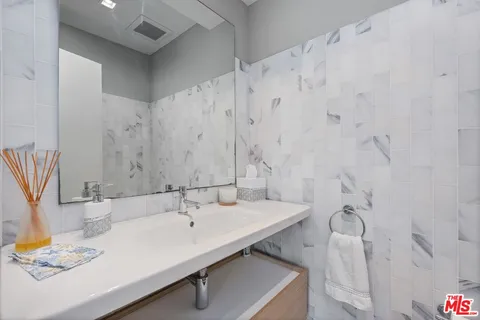 $4,695,000 | 1 Driftwood Street, Unit 5, Marina del Rey, CA 90292