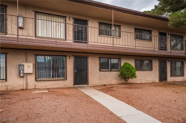 $950 | 585 South Royal Crest Circle, Unit 16, Las Vegas, NV 89169