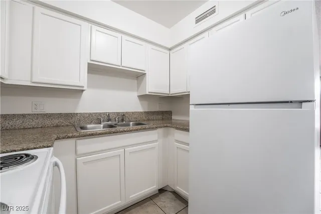 $950 | 585 South Royal Crest Circle, Unit 16, Las Vegas, NV 89169