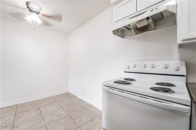 $950 | 585 South Royal Crest Circle, Unit 16, Las Vegas, NV 89169