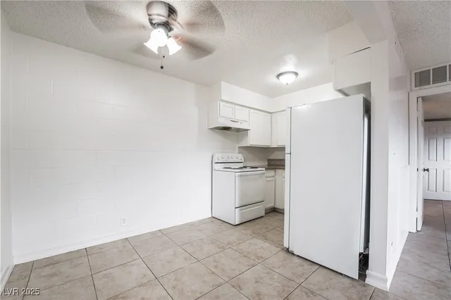 $950 | 585 South Royal Crest Circle, Unit 16, Las Vegas, NV 89169