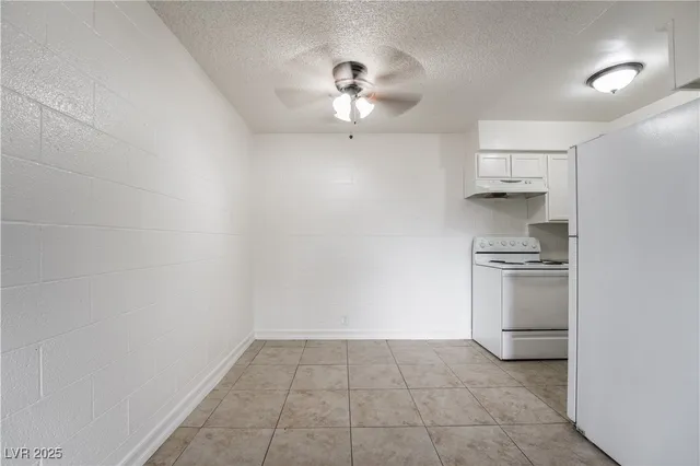 $950 | 585 South Royal Crest Circle, Unit 16, Las Vegas, NV 89169