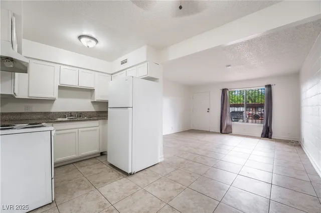 $950 | 585 South Royal Crest Circle, Unit 16, Las Vegas, NV 89169