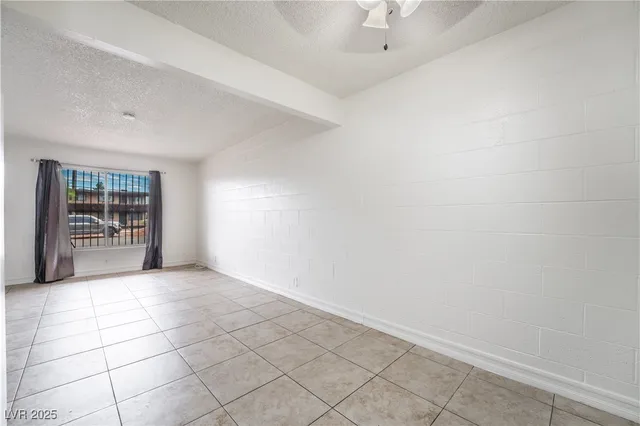 $950 | 585 South Royal Crest Circle, Unit 16, Las Vegas, NV 89169