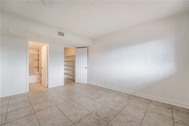 $950 | 585 South Royal Crest Circle, Unit 16, Las Vegas, NV 89169