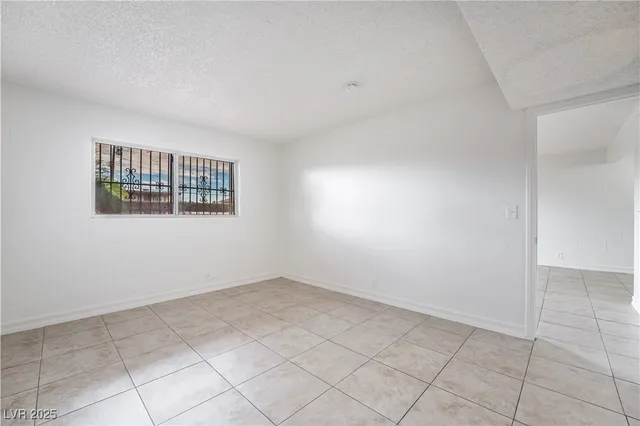 $950 | 585 South Royal Crest Circle, Unit 16, Las Vegas, NV 89169