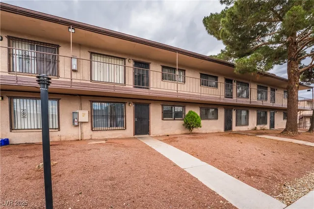 $950 | 585 South Royal Crest Circle, Unit 16, Las Vegas, NV 89169
