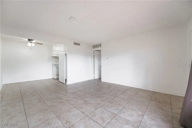 $950 | 585 South Royal Crest Circle, Unit 16, Las Vegas, NV 89169