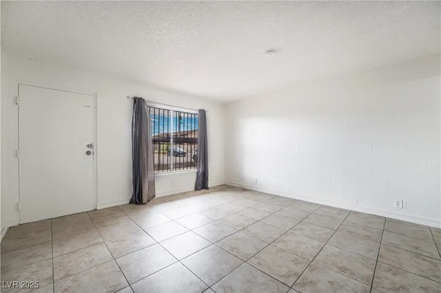 $950 | 585 South Royal Crest Circle, Unit 16, Las Vegas, NV 89169