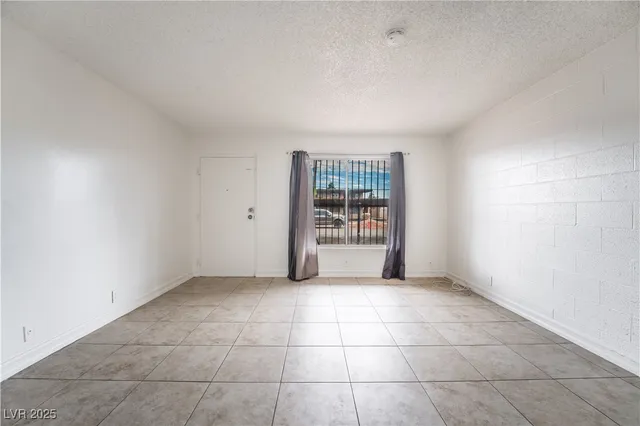 $950 | 585 South Royal Crest Circle, Unit 16, Las Vegas, NV 89169