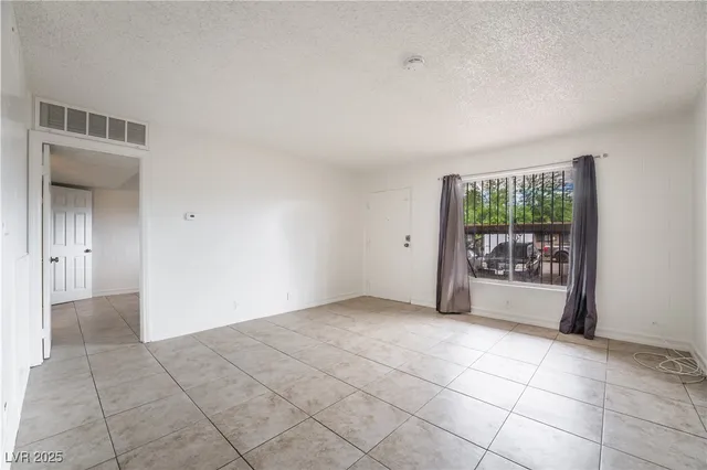 $950 | 585 South Royal Crest Circle, Unit 16, Las Vegas, NV 89169