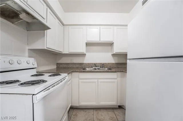 $950 | 585 South Royal Crest Circle, Unit 16, Las Vegas, NV 89169