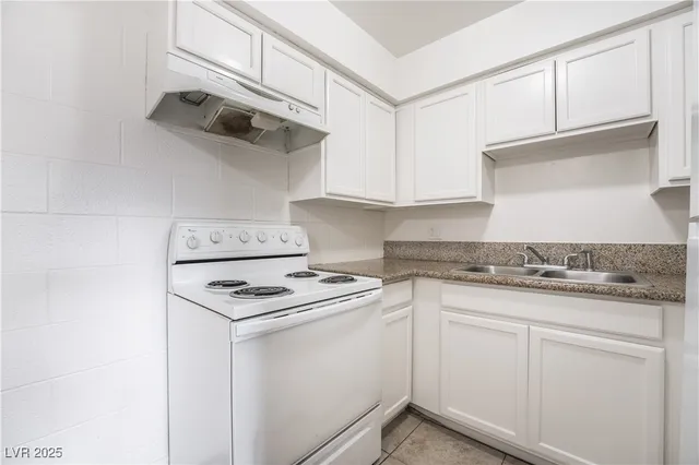 $950 | 585 South Royal Crest Circle, Unit 16, Las Vegas, NV 89169