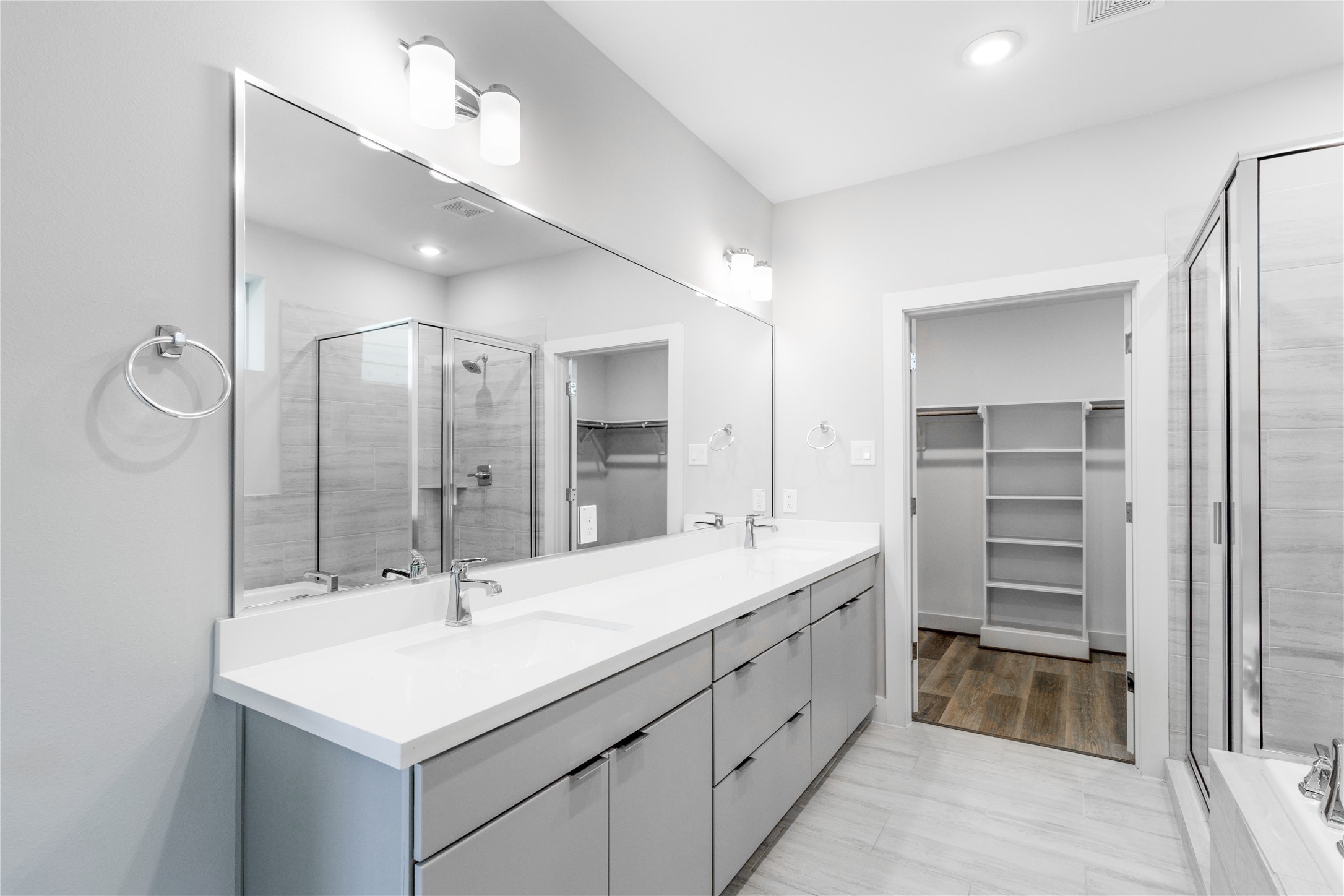 1250 North Post Oak Road, Unit A Houston, TX 77055 - Photo 14 of 31 Primary bedroom bathroom with walk-in closet