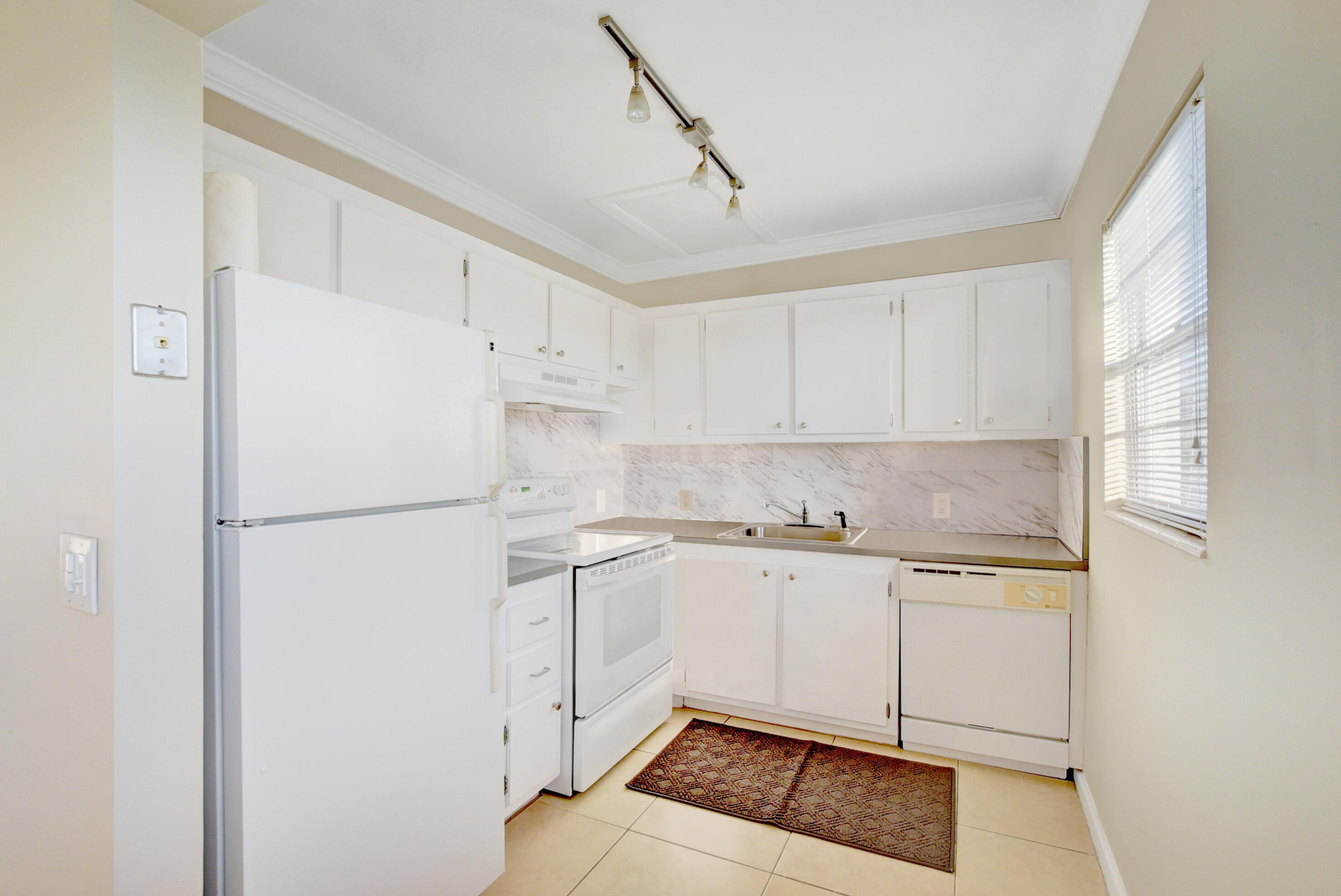 294 Mansfield G Boca Raton, FL 33434 - Photo 1 of 21 Kitchen