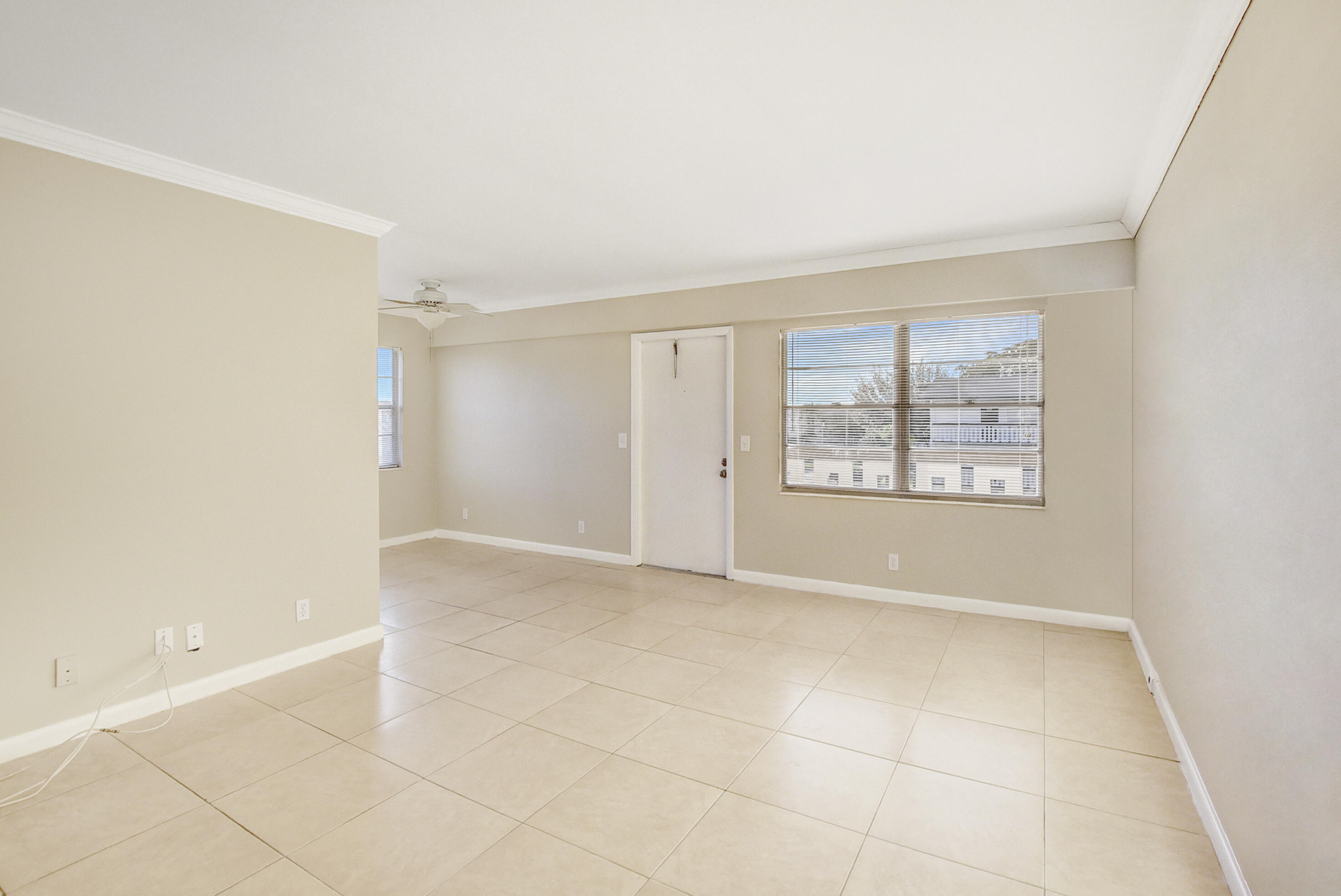 294 Mansfield G Boca Raton, FL 33434 - Photo 3 of 21 Entry/ Living Room