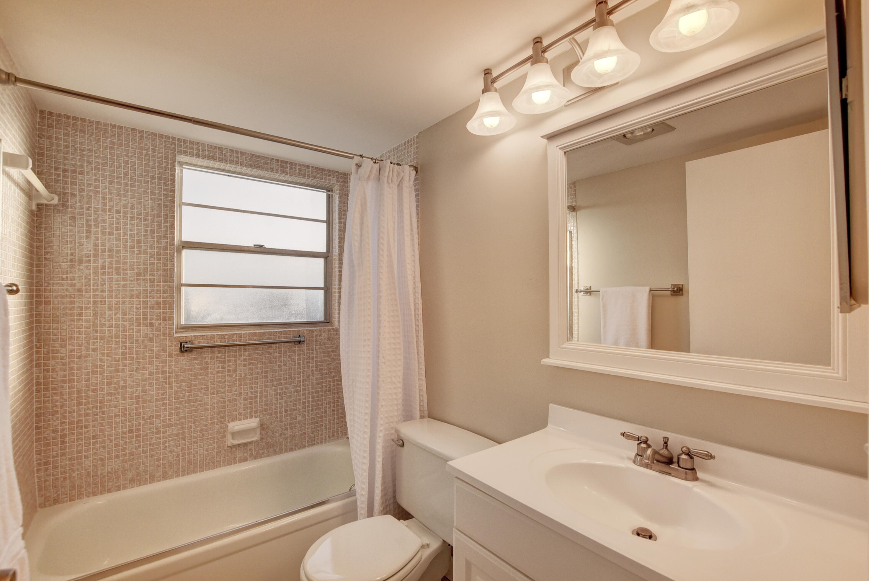 294 Mansfield G Boca Raton, FL 33434 - Photo 8 of 21 Full Bath