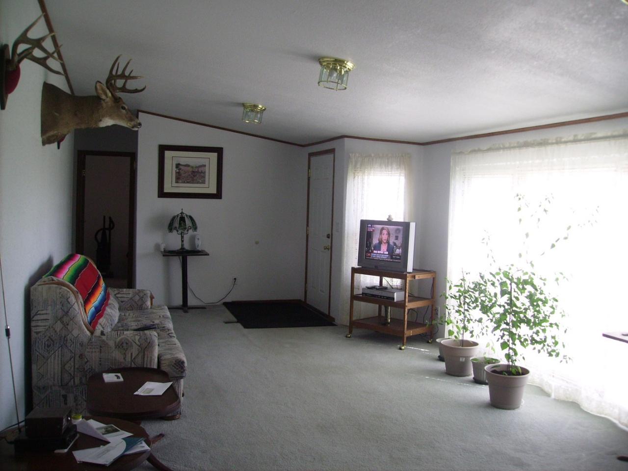 80 Rougk Lane Sunnyside, WA 98944 - Photo 4 of 9 a living room with furniture and a potted plant