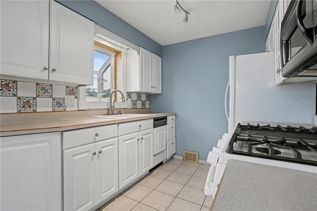 444 Violet Drive Lower Burrell, PA 15068 - Photo 6 of 19