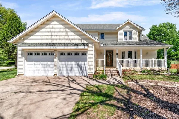 $325,000 | 715 Lark Street, Raymore, MO 64083