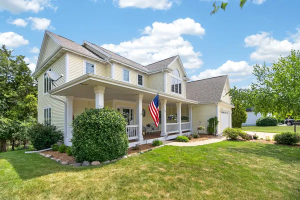 $699,800 | 695 Summer Creek Road, Oconomowoc, WI 53066