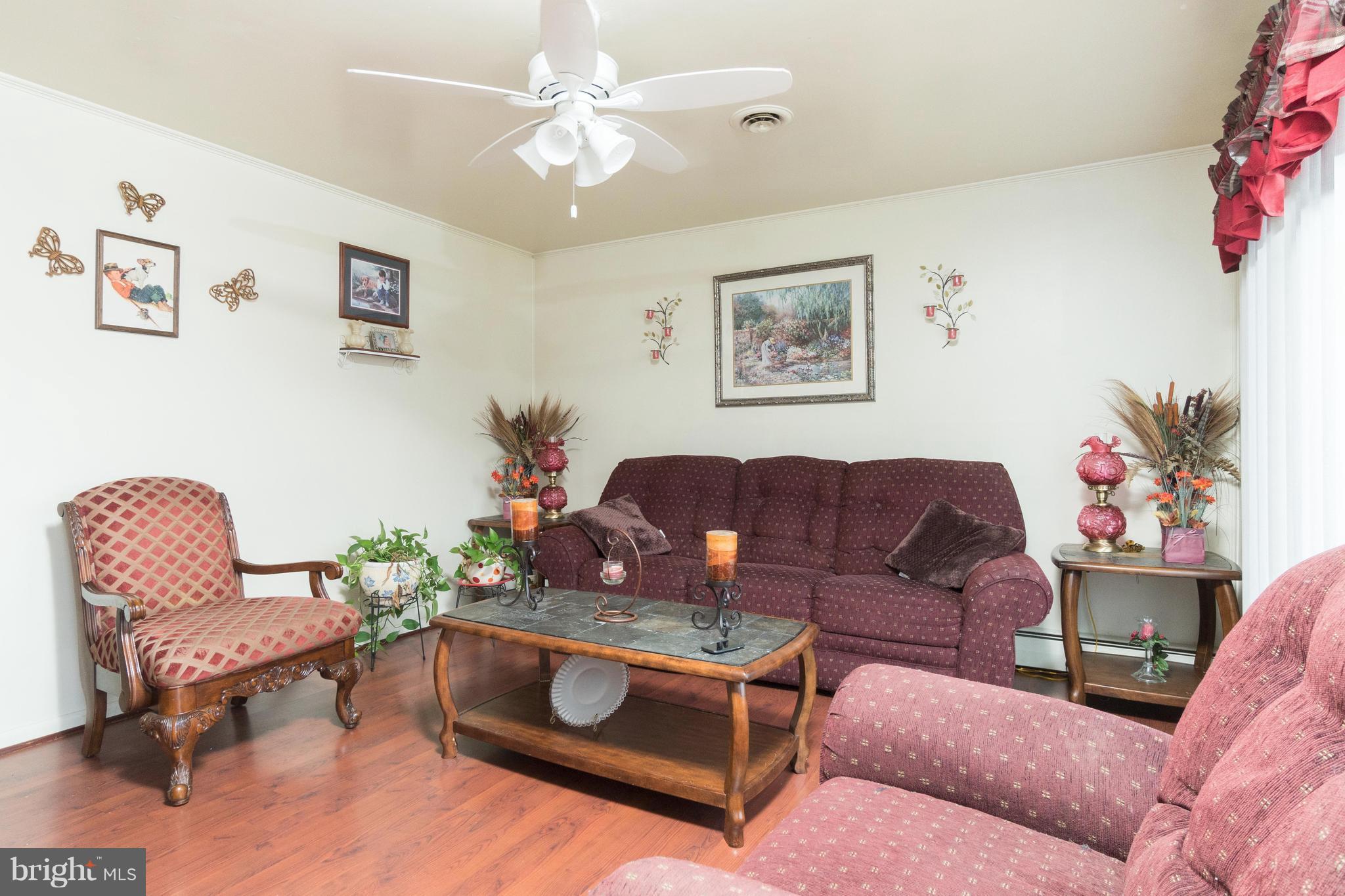 335 Holy Cross Road Baltimore, MD 21225 - Photo 6 of 23 Living Room