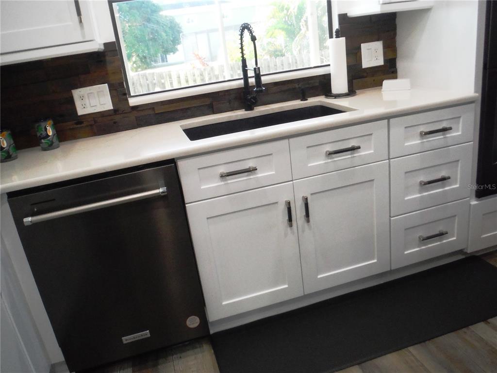 168 Pinewood Terrace, Unit 104 Safety Harbor, FL 34695 - Photo 8 of 55 a sink with a mirror