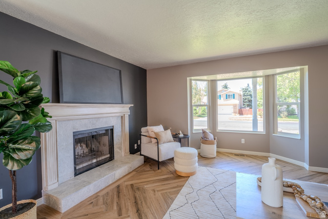 11957 Noelle Road Sandy, UT 84092 - Photo 11 of 38 Living room