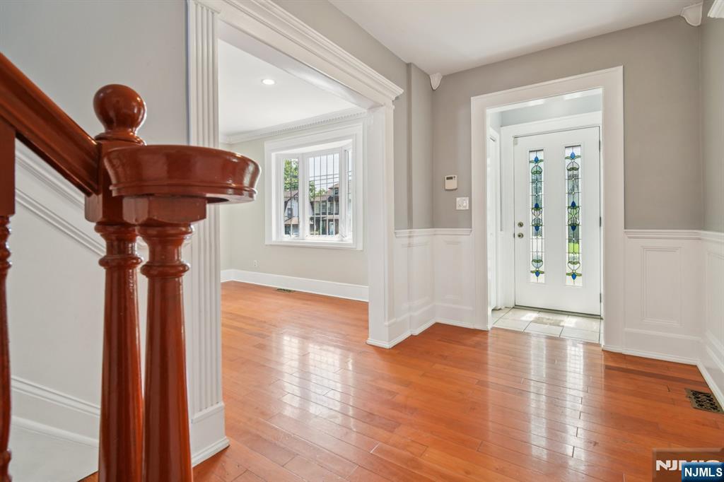 217 Grayson Place Teaneck, NJ 07666 - Photo 4 of 40