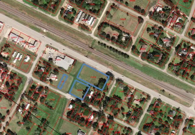 a view of an ocean from a yard