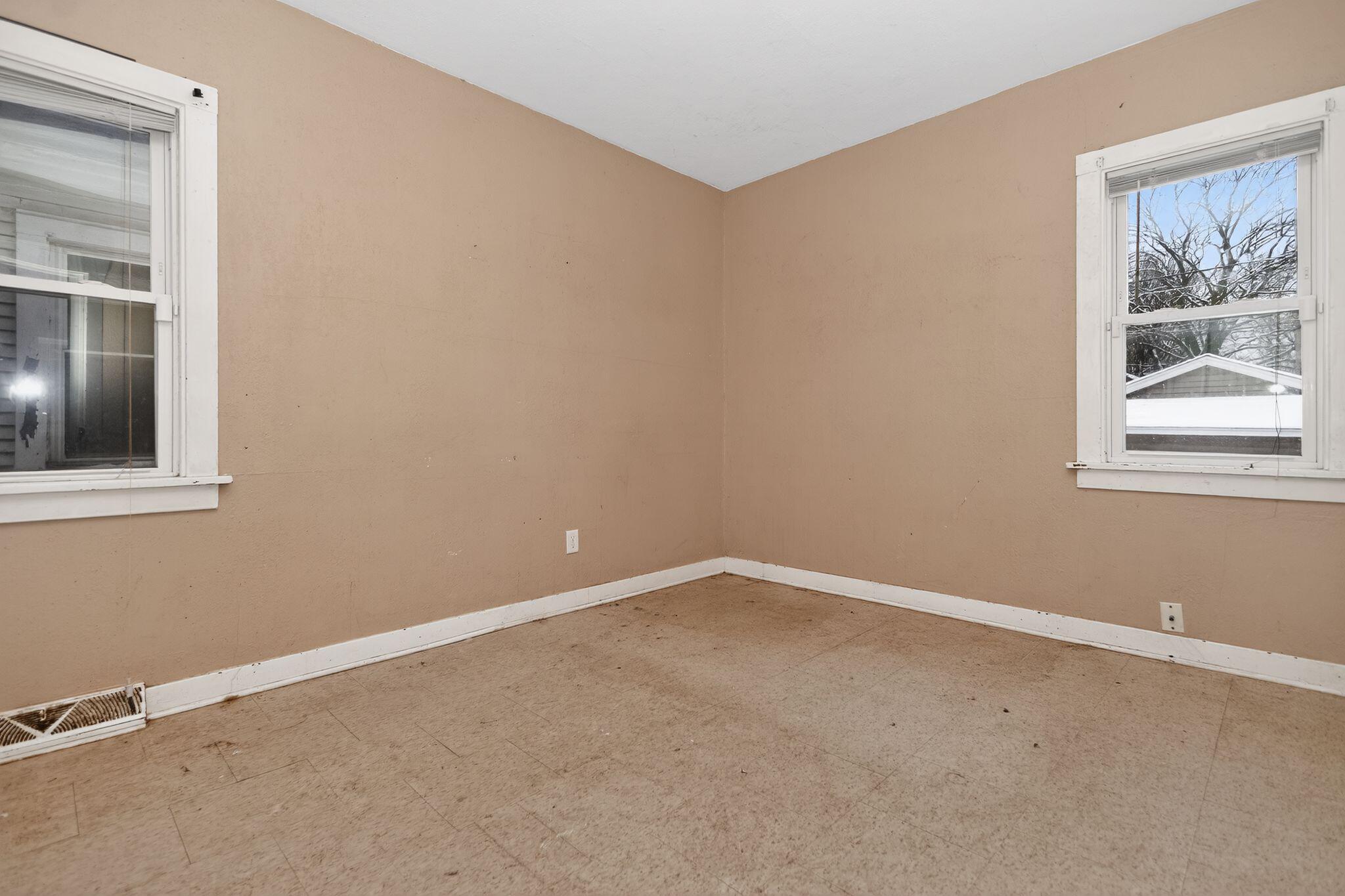 4624 North 29th Street Milwaukee, WI 53209 - Photo 9 of 37 12_4624_N_29th_St_Milwaukee_WI_53209-Liv