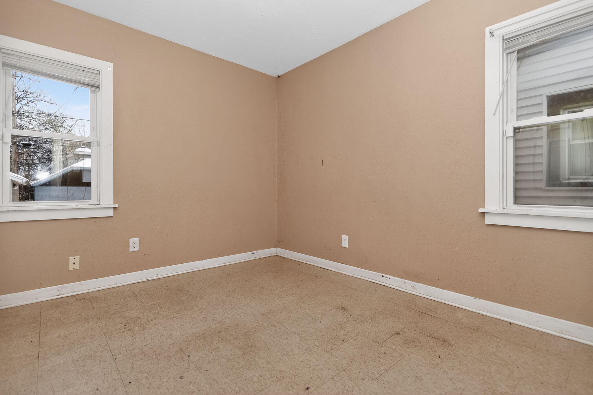 4624 North 29th Street Milwaukee, WI 53209 - Photo 10 of 37 13_4624_N_29th_St_Milwaukee_WI_53209-Liv