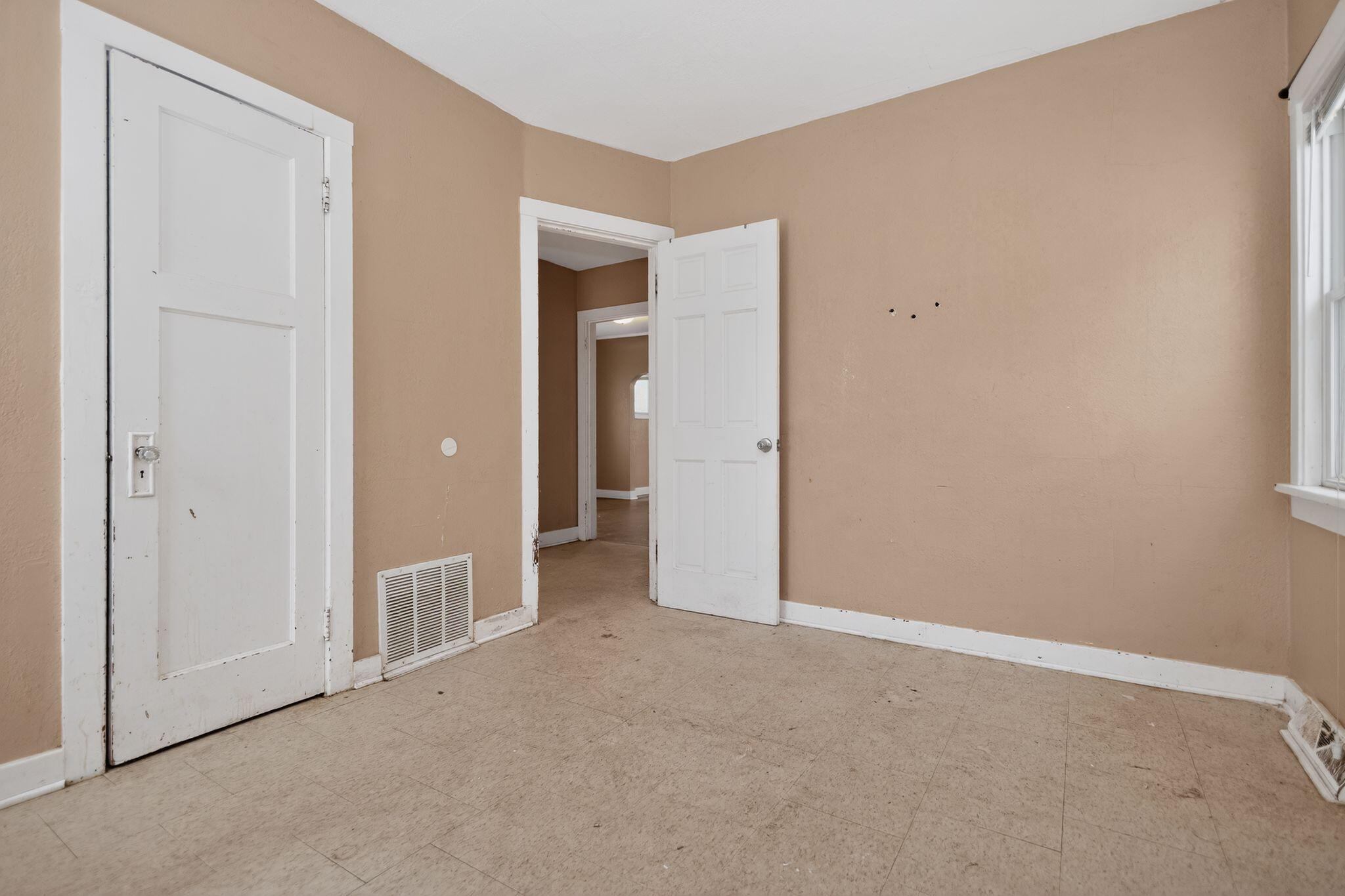 4624 North 29th Street Milwaukee, WI 53209 - Photo 14 of 37 17_4624_N_29th_St_Milwaukee_WI_53209-Bed