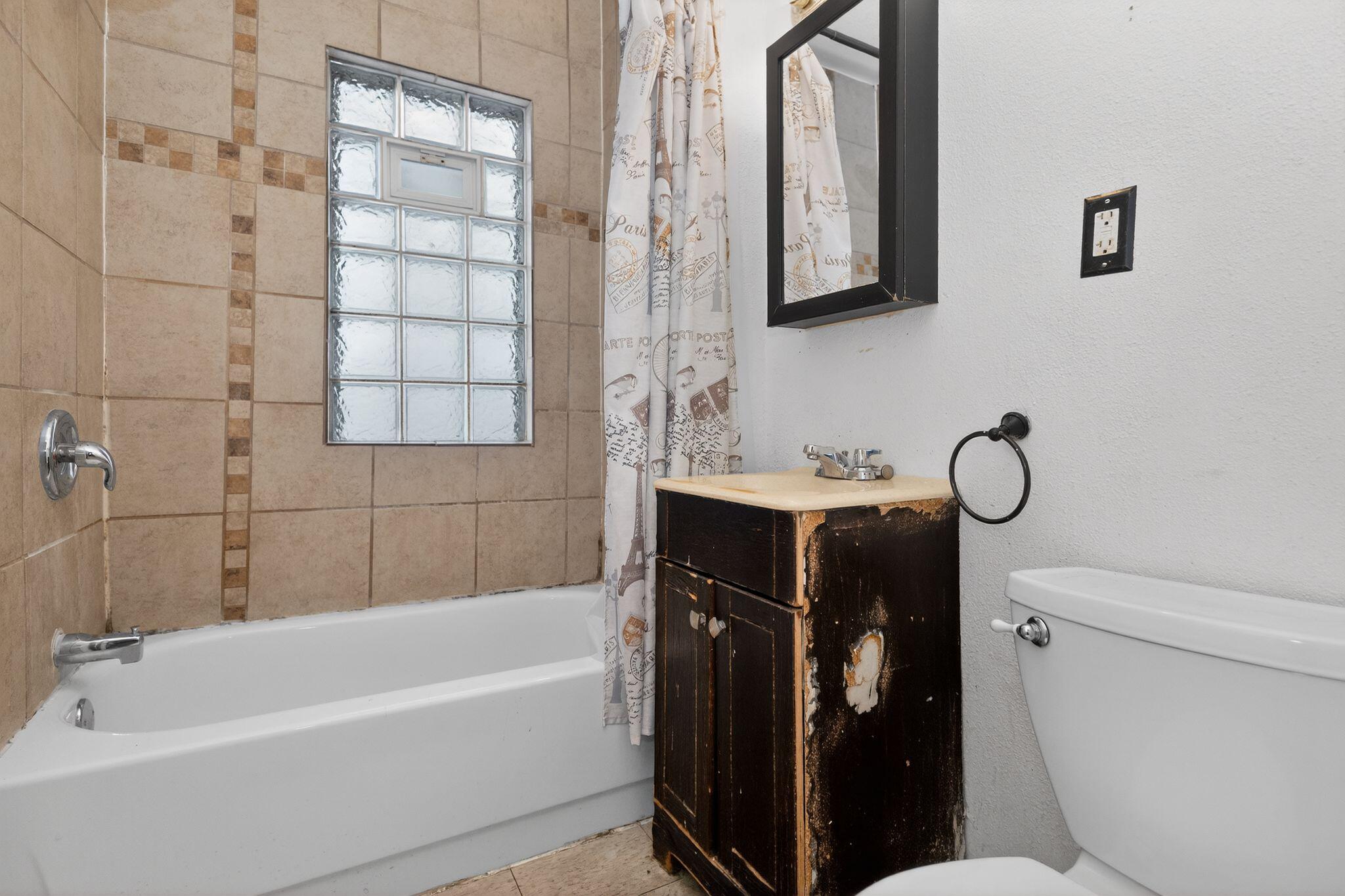 4624 North 29th Street Milwaukee, WI 53209 - Photo 15 of 37 18_4624_N_29th_St_Milwaukee_WI_53209-Bat