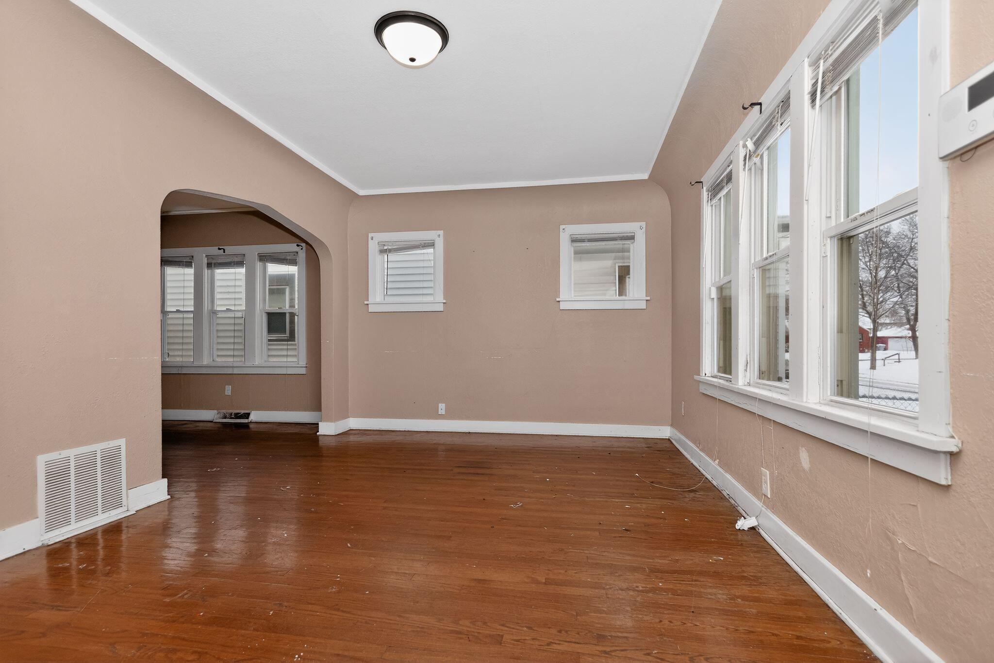 4624 North 29th Street Milwaukee, WI 53209 - Photo 3 of 37 06_4624_N_29th_St_Milwaukee_WI_53209-Liv