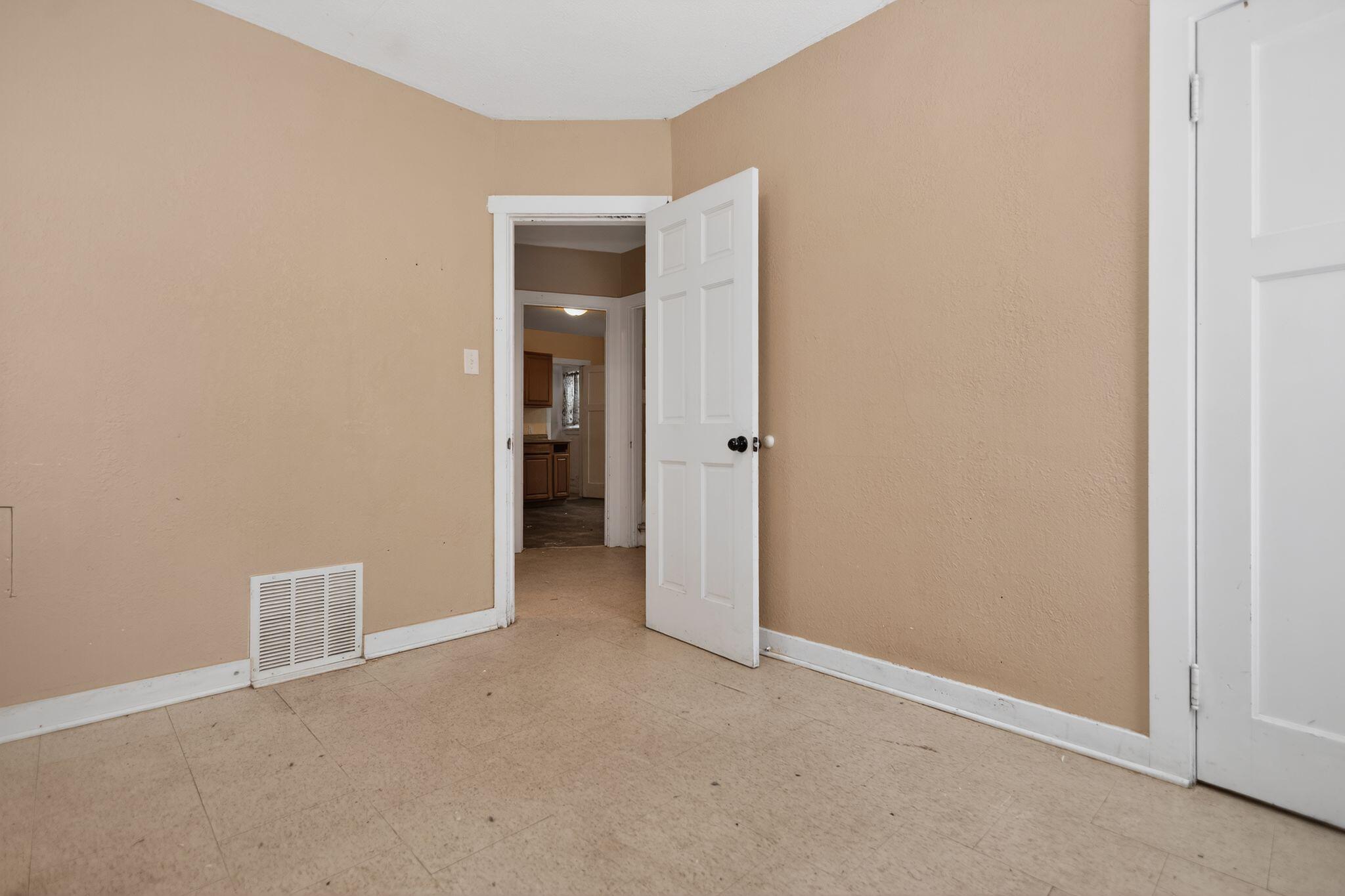 4624 North 29th Street Milwaukee, WI 53209 - Photo 4 of 37 07_4624_N_29th_St_Milwaukee_WI_53209-Liv