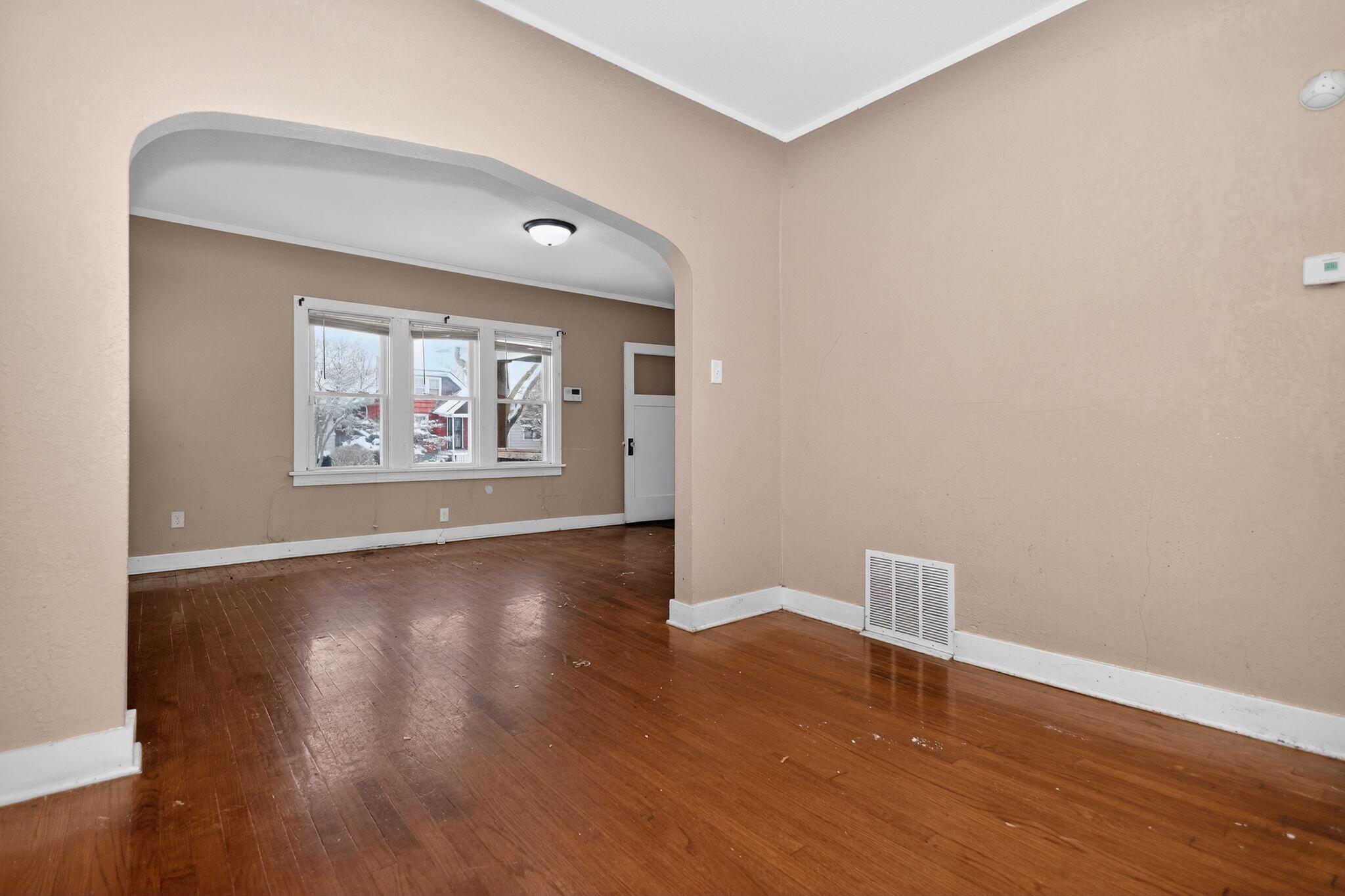 4624 North 29th Street Milwaukee, WI 53209 - Photo 6 of 37 09_4624_N_29th_St_Milwaukee_WI_53209-Liv