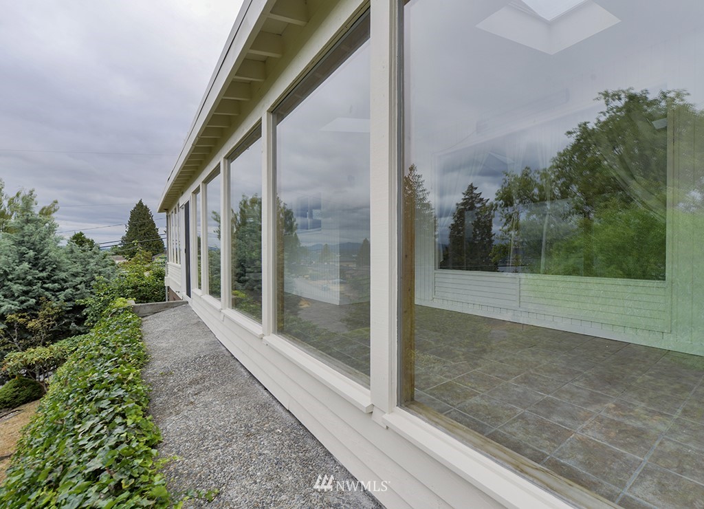 7259 South Sunnycrest Road Seattle, WA 98178 - Photo 3 of 25
