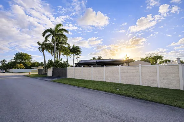 a view of a backyard