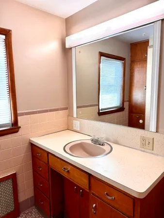 $2,400 | 15 Church Street, Unit 2, Warren, RI 02885