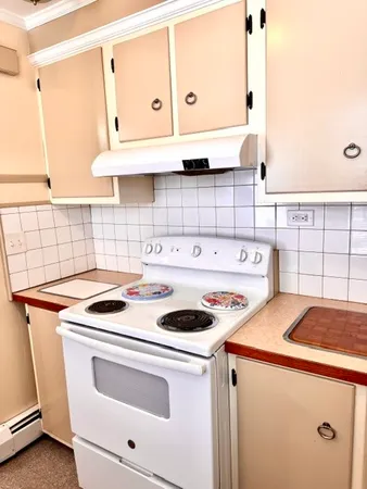 $2,400 | 15 Church Street, Unit 2, Warren, RI 02885