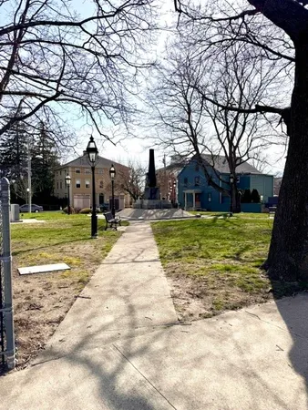 $2,400 | 15 Church Street, Unit 2, Warren, RI 02885