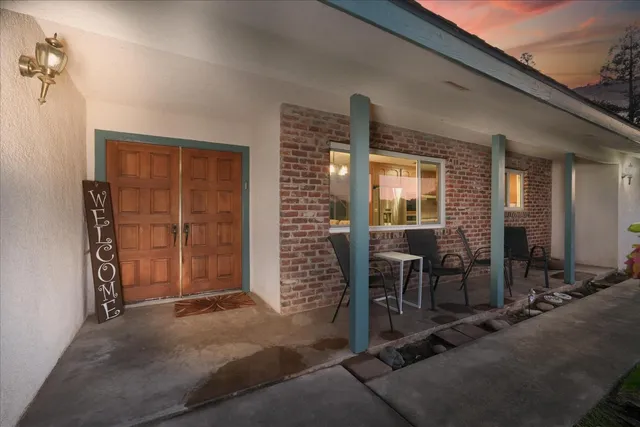 a view of livingroom with furniture and windows