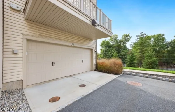 a view of a house with backyard