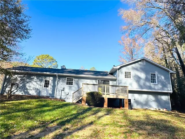 a view of a yard in front of a house