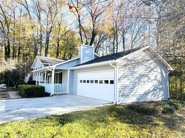 a view of a house with a yard