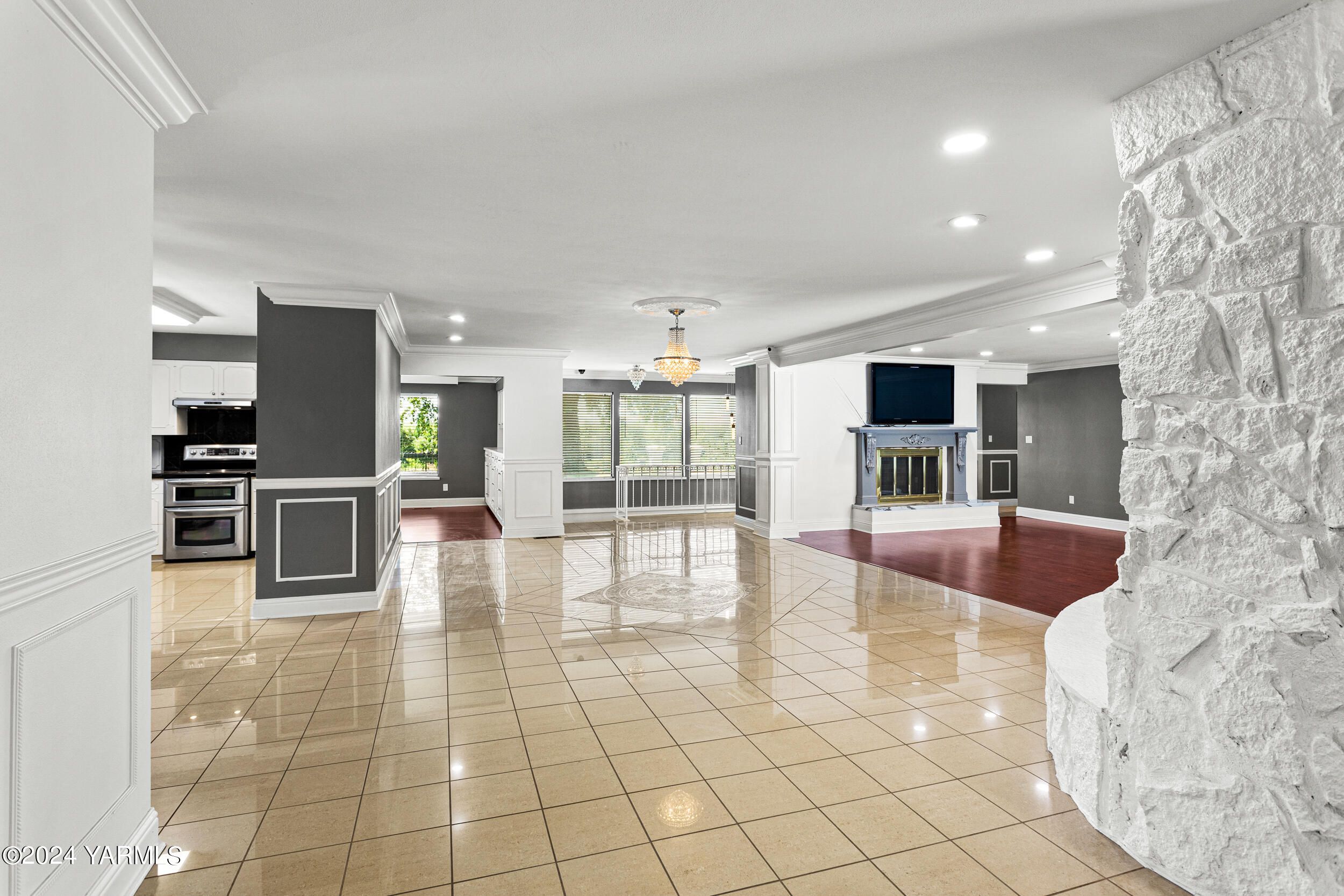 531 McDonald Road Toppenish, WA 98948 - Photo 11 of 78 a lobby with furniture and outdoor view