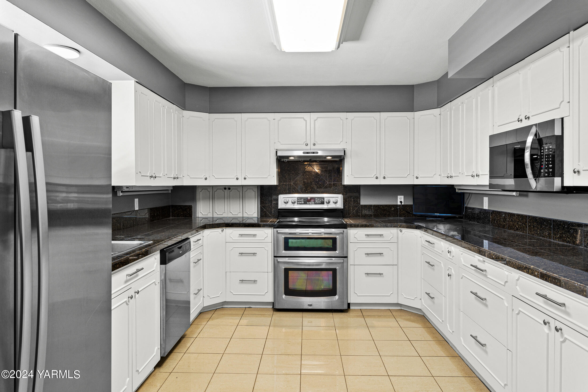 531 McDonald Road Toppenish, WA 98948 - Photo 15 of 78 a kitchen with stainless steel appliances granite countertop a stove a sink and a refrigerator