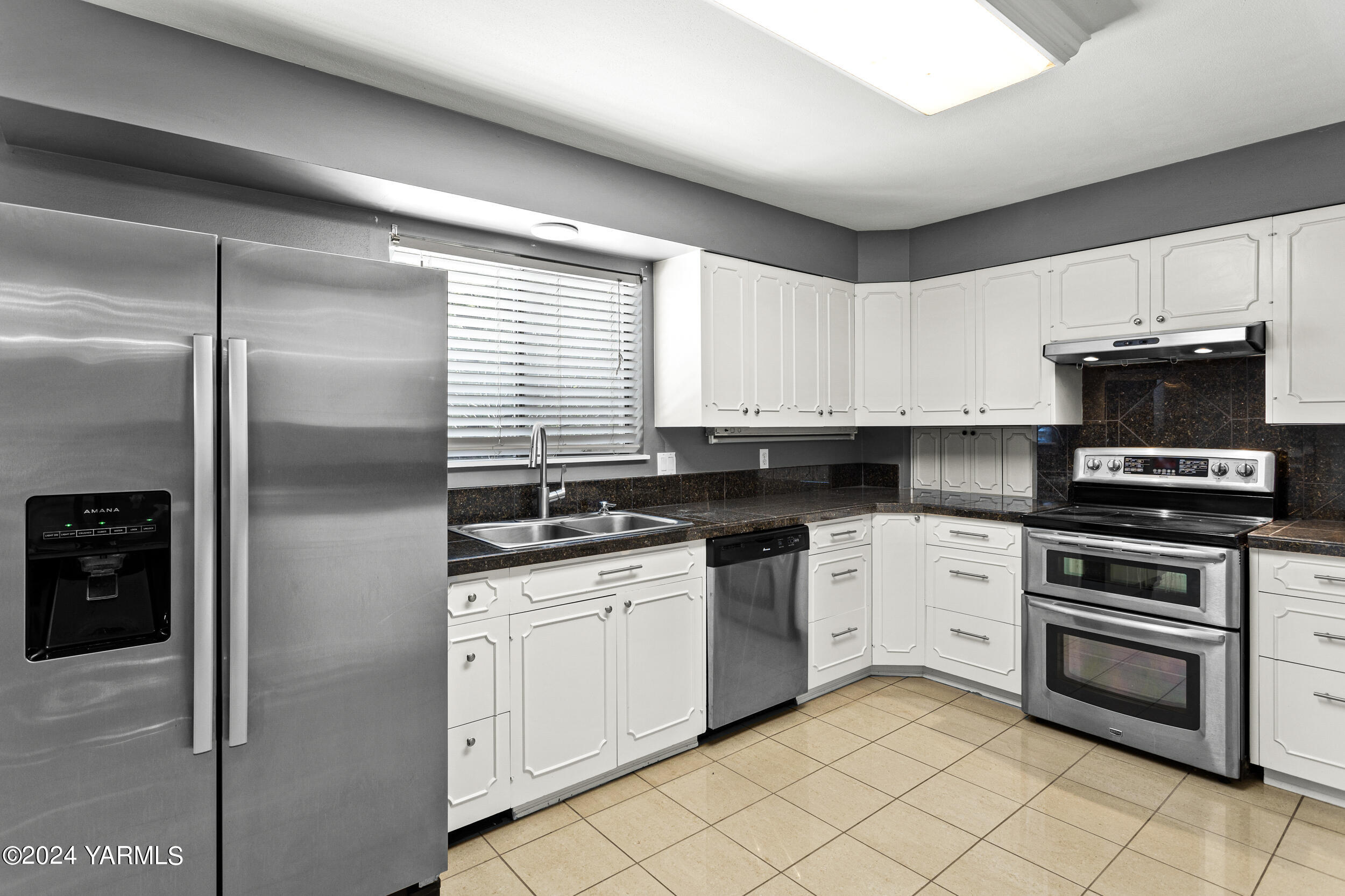 531 McDonald Road Toppenish, WA 98948 - Photo 17 of 78 a kitchen with stainless steel appliances granite countertop a refrigerator and a stove